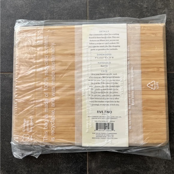 NWT- FIVE.TWO Bamboo Cutting Board with Phone Holder Slot. 9” L - 11.5” W. - Picture 2 of 2